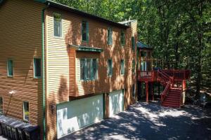 ein Haus mit seitlicher Terrasse in der Unterkunft Twin Pines Retreat Hot Tub Theater Room Fire in East Stroudsburg