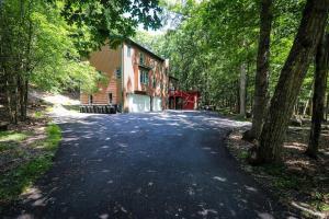 eine leere Straße vor einem Gebäude mit Bäumen in der Unterkunft Twin Pines Retreat Hot Tub Theater Room Fire in East Stroudsburg