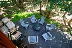 eine Gruppe von Gartenstühlen und eine Topfpflanze in der Unterkunft Twin Pines Retreat Hot Tub Theater Room Fire in East Stroudsburg + 79 Fotos