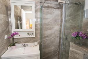 Un baño con lavabo y ducha en Benvenuti MOON, en Belgrado 4 fotos más