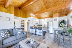 ein Wohnzimmer mit Sofa und Tisch in der Unterkunft Close to Skiing and Lake Big Bear Mountain Getaway in Big Bear City