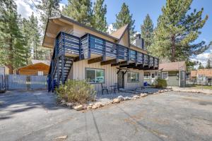 ein Haus, zu dem eine Treppe hinaufführt in der Unterkunft Close to Skiing and Lake Big Bear Mountain Getaway in Big Bear City