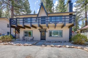 ein Haus mit einer Terrasse darüber in der Unterkunft Close to Skiing and Lake Big Bear Mountain Getaway in Big Bear City + 19 Fotos