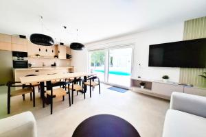 TV a/nebo společenská místnost v ubytování Family friendly house with a swimming pool Povljana, Pag - 24256
