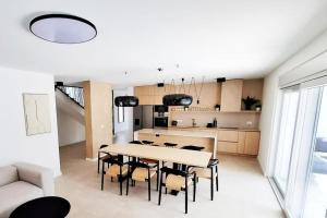 Kuchyň nebo kuchyňský kout v ubytování Family friendly house with a swimming pool Povljana, Pag - 24256