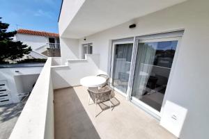 Balkón nebo terasa v ubytování Family friendly house with a swimming pool Povljana, Pag - 24256