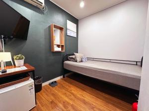 Televízia a/alebo spoločenská miestnosť v ubytovaní OYO Hostel Dongdaemun1