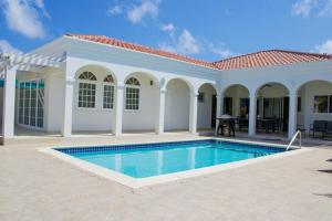 une maison avec une piscine devant dans l'établissement Crown Ridge 12 Oceanfront, Pool, Near Dive Sites, à Kralendijk