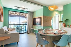 eine Küche und ein Esszimmer mit Tisch und Stühlen in der Unterkunft Itah Residence Muro Alto Beira Mar in Ipojuca