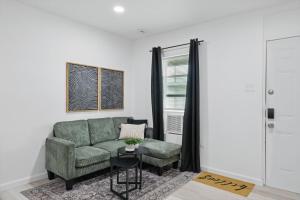 Ruang duduk di Modern 2BR Unit 3 Hot Tub +14 gambar