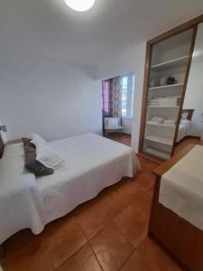 Postel nebo postele na pokoji v ubytování Las Olas Corralejo beach + 25 fotografií