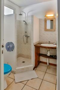 une salle de bain avec douche et lavabo dans l'établissement Pension De La Plage, à Punaauia 37 autres photos