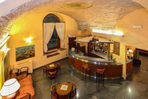an overhead view of a bar in a restaurant at Hotel Fonte Cesia in Todi