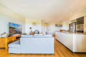 Η κουζίνα ή μικρή κουζίνα στο Loka Santi Penthouse 14 - Luxury Beachfront Escape with Sea View, Heated Pool, Steps from Main Beach
