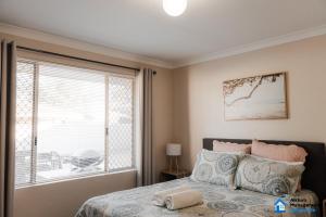 Una cama o camas en una habitación de Spacious 5-bed house opposite Golf Course