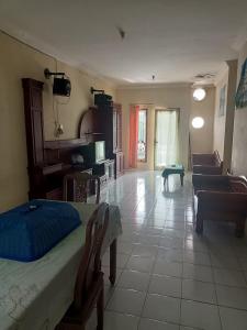 Ruang duduk di Villa Berastagi Highland Blok 9T