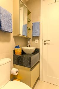 a bathroom with a sink and a toilet at Flat no Centro 1 Quarto com varanda - 50m Piscinas das Naturais in Porto De Galinhas