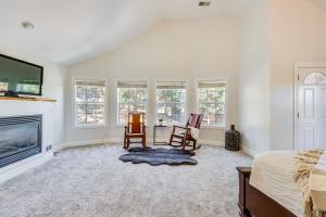 una camera con letto, scrivania e camino di 2 Mi to Lake Estes Home with Deck and Grill a Estes Park
