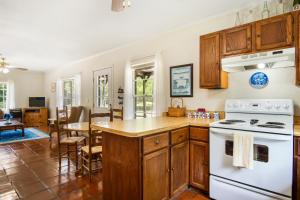 Una cocina o cocineta en Muller's Ark Guest Ranch - River House