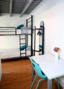 Ένα ή περισσότερα κρεβάτια σε δωμάτιο στο Habitación privada c/ terraza &escritorio Polanco.