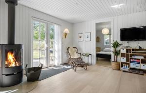 Televisyen dan/atau pusat hiburan di 3 Bedroom Awesome Home In Nykøbing Sj