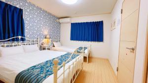 Cama ou camas em um quarto em 無料駐車場 3階建て一軒家 最大10人 3寝室 2トイレ ペットOK家族団体向き Usj 道頓堀 難波近い