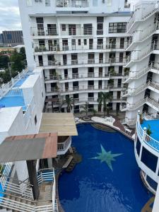Un gran edificio de apartamentos con una gran piscina. en Grosvenor Square Kandi Realty, en Ángeles