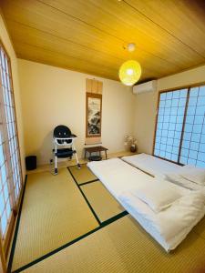 Cama ou camas em um quarto em 無料駐車場 3階建て一軒家 最大10人 3寝室 2トイレ ペットOK家族団体向き Usj 道頓堀 難波近い