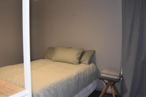 Postel nebo postele na pokoji v ubytování Braidwood Hotel