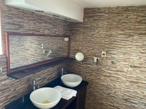 Ένα μπάνιο στο Habitación amplia con cama de dos plazas mas una cama individual y amplio baño exclusivo