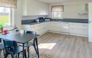 Kuchyň nebo kuchyňský kout v ubytování Awesome Home In Bolmsö With Sauna