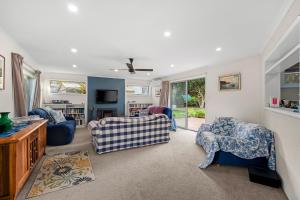 een woonkamer met 2 stoelen en een bank bij The Abbey in Point Lonsdale