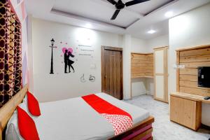 ナーグプルにあるHotel O Holiday Primeのベッドルーム1室(ベッド1台付)、壁に絵が描かれています。 +22枚の写真