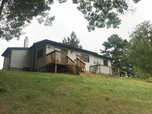 una casa grande en la cima de una colina en Cabin on Little Lake Emily & ATV Trails, en Emily
