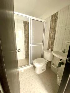 a bathroom with a toilet and a shower and a sink at Casa en la capital turística de Santander in San Gil
