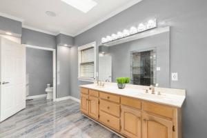 Koupelna v ubytování Whisper Chateau long termcorpwork crew 12 guests + 49 fotografií