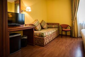 Televízia a/alebo spoločenská miestnosť v ubytovaní Hotel Cinzia Ristorante Christian e Manuel