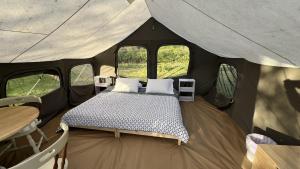 Postel nebo postele na pokoji v ubytování Glamping tent on the river