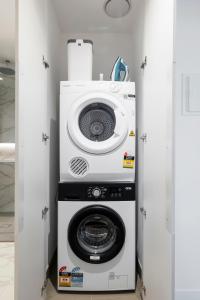 Gallery image of Modern 2BR - Best Location with Gym, Desk and Pool! in Melbourne