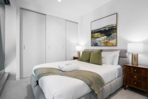 Gallery image of Modern 2BR - Best Location with Gym, Desk and Pool! in Melbourne