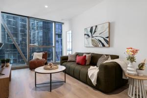Gallery image of Modern 2BR - Best Location with Gym, Desk and Pool! in Melbourne