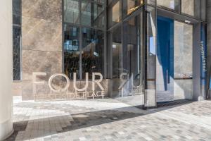 Gallery image of Modern 2BR - Best Location with Gym, Desk and Pool! in Melbourne