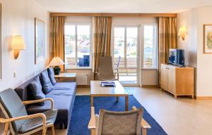 Una sala de estar con un sofá y un televisor. en Tolles Zuhause - S30645 Tolles Zuhause, en Svenstorp