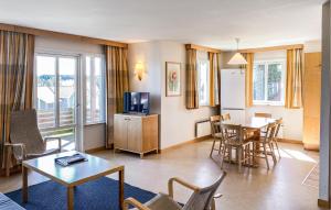 Una sala de estar con una mesa y un comedor. en Tolles Zuhause - S30645 Tolles Zuhause, en Svenstorp