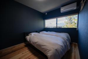 Postel nebo postele na pokoji v ubytování ヌック箱根強羅 Nook Hakone Gora