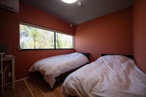 Postel nebo postele na pokoji v ubytování ヌック箱根強羅 Nook Hakone Gora