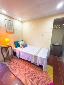 Habitación pequeña con cama con alfombra en Casa DUNA 4, en La Libertad