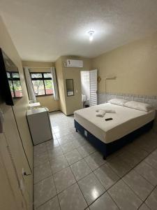 ein Schlafzimmer mit einem großen Bett in einem Zimmer in der Unterkunft Pousada Dom Manuel - Ce in Fortaleza