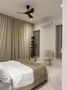 Una cama o camas en una habitación de Casa Anggeriani 14 fotos más