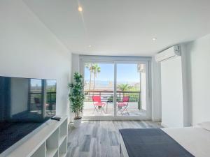 Μια τηλεόραση ή/και κέντρο ψυχαγωγίας στο Holiday Home in Torremolinos by the Beach